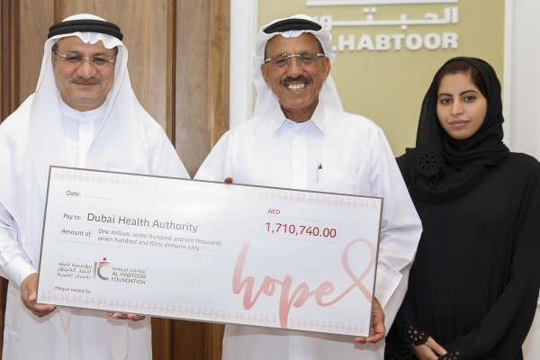 مؤسسة خلف أحمد الحبتور للأعمال الخيرية تُسلّم شيكاً بقيمة 1.7 مليون درهم  إلى هيئة الصحة بدبي